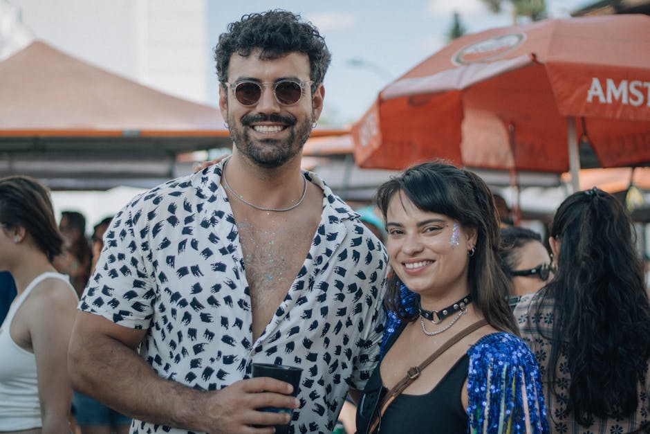 Gruppo di amici che si diverte a un festival all'aperto